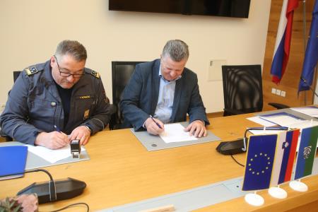 Podpis pogodbe JGS za občino Cerknica 03 Foto Ljubo Vukelič
